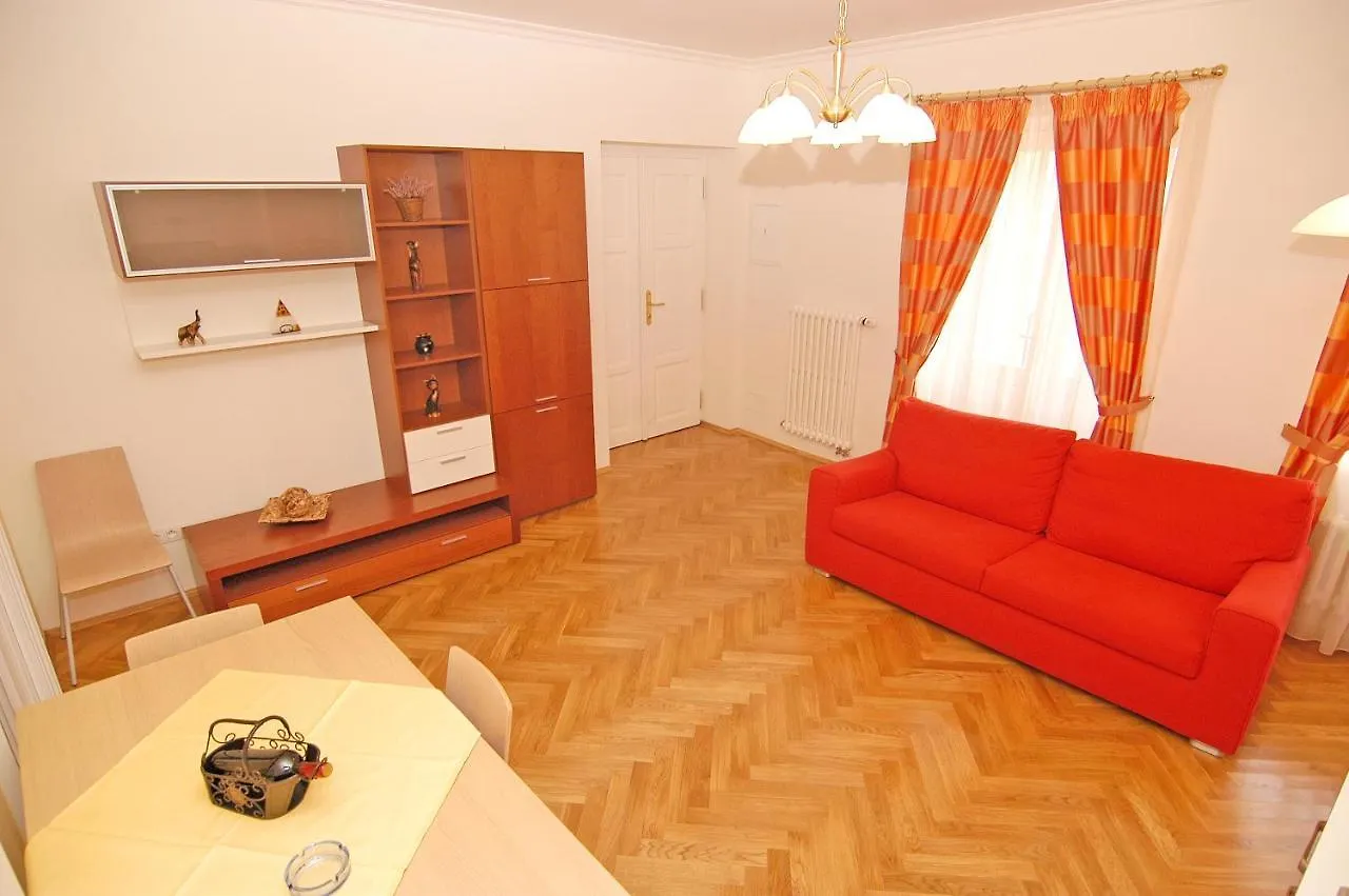 Residence La Familia Praha 2*,